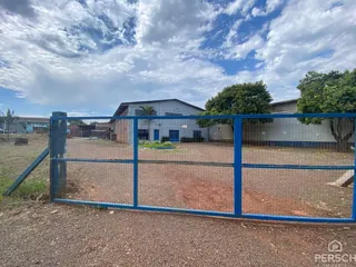 Fachada de uma residência em Lajeado, Brasil, vista através de uma cerca de proteção.