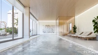 Hall de entrada com pé direito alto e grandes janelas de vidro.