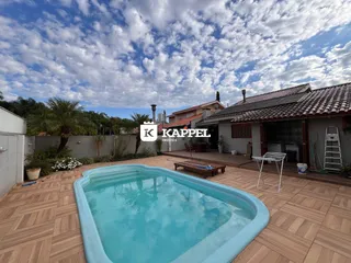 Foto da piscina e do deck de madeira de uma propriedade em Lajeado.