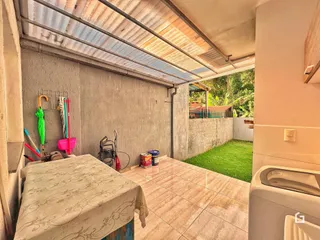 Quarto com vista para o quintal e área externa coberta.