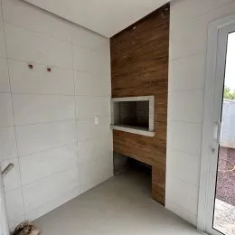Hall de entrada com parede de destaque de madeira.