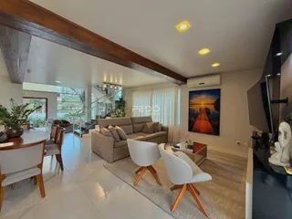 Sala de estar com piso de cerâmica e luminária de teto no imóvel em Lajeado.