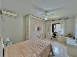 Quarto com armários embutidos e janela em um imóvel no Brasil.