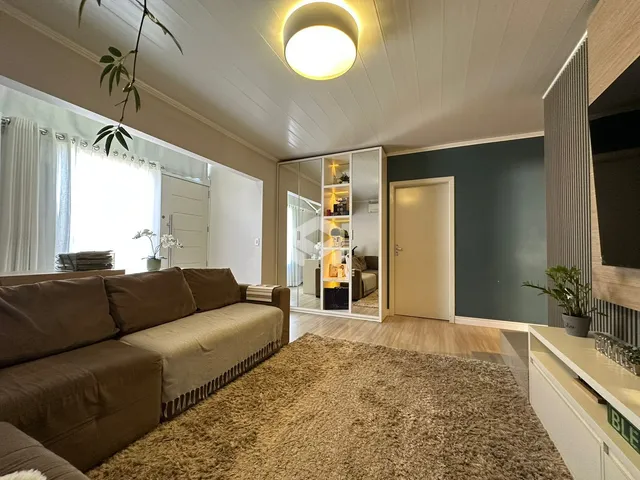 Sala de estar com sofá e janela em um imóvel no Brasil.