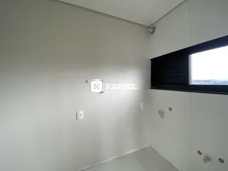 Hall de entrada com paredes brancas e janela escura.