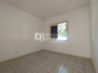 Foto de um cômodo interno com piso de cerâmica e janela.