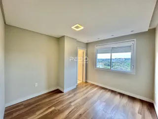 Sala de estar com piso de madeira e janela.