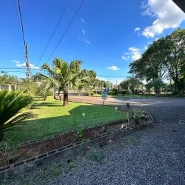 Vista externa de um jardim com gramado e árvores em Lajeado.