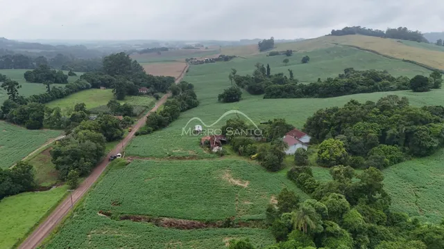 Vista panorâmica de colinas verdes e campos agrícolas em Lajeado, Brasil.