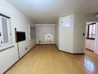 Hall com piso de madeira clara em uma residência.