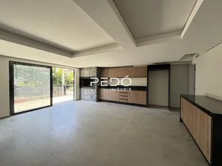 Sala de estar com porta de vidro que dá acesso ao exterior.