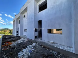 Fachada externa de uma construção em Lajeado, Brasil, mostrando a estrutura em estágio de obra.