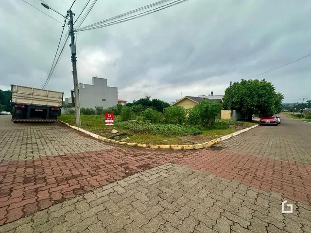 Vista da fachada de uma propriedade em Lajeado, Brasil, com área externa pavimentada.