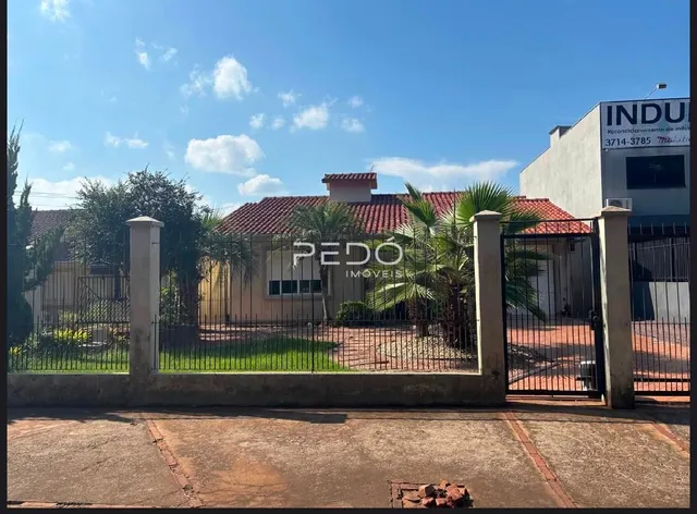 Fachada de uma residência em Lajeado, Brasil, com cerca e portão de ferro.
