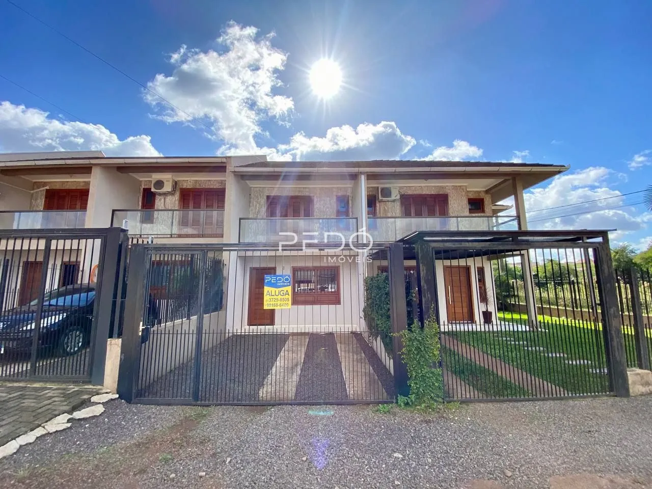 Fachada de um imóvel residencial em Lajeado, Brasil, com portão de ferro.