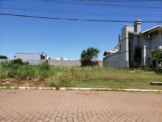 Fachada de uma residência em Lajeado, Brasil, com gramado em primeiro plano sob céu azul.