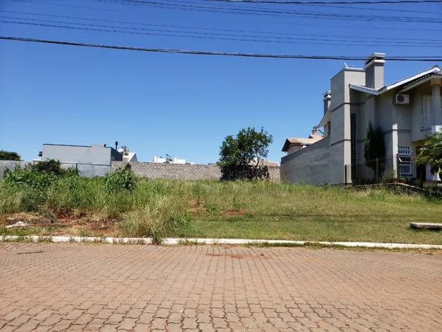 Fachada de uma residência em Lajeado, Brasil, com gramado em primeiro plano sob céu azul.