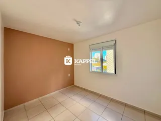 Esta é uma sala com piso de cerâmica e uma janela lateral.