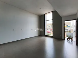 Sala de estar com paredes brancas e piso claro.