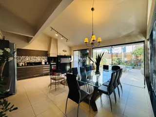 Interior de uma sala de jantar com vista para o exterior em um imóvel em Lajeado.