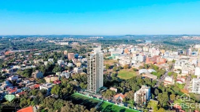 Vista aérea de uma área urbana com vegetação em Lajeado, Brasil.
