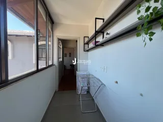 Hall de entrada com grande janela e porta de acesso em imóvel em Lajeado.