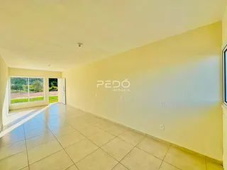 Corredor interno com piso de cerâmica e paredes claras de uma residência.