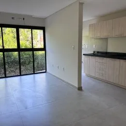 Sala de estar com grande janela voltada para o exterior.