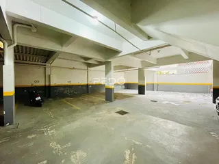 Espaço aberto de garagem com pilares de concreto.