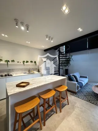 Ambiente moderno com ilha de cozinha e sala de estar em Lajeado.