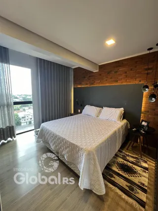 Quarto com cama e piso de madeira em um imóvel no Brasil.