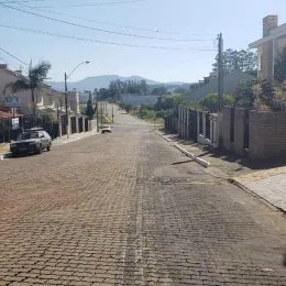 Vista da rua pavimentada em uma área residencial de Lajeado, Brasil.