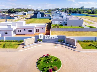 Vista aérea de uma residência com jardim bem cuidado em Lajeado, Brasil.