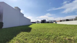 Fachada de um imóvel com grande área gramada verde.