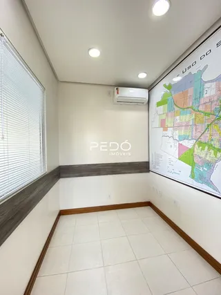 Interior de um corredor com piso de cerâmica clara e janela.