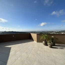Vista panorâmica de uma área externa pavimentada com vista para o horizonte.