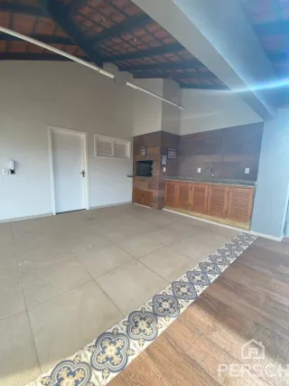 Foto de um ambiente interno com piso de cerâmica e detalhes em madeira.