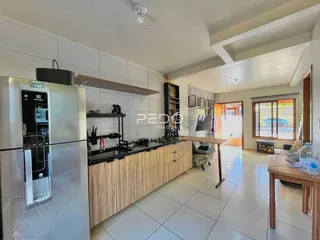 Foto de uma cozinha moderna com armários e piso de cerâmica.