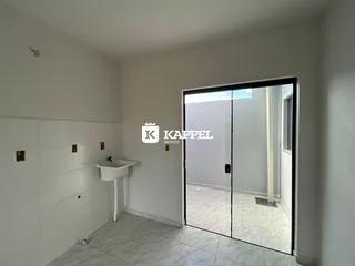 Foto de um banheiro com pia e piso de porcelanato claro.