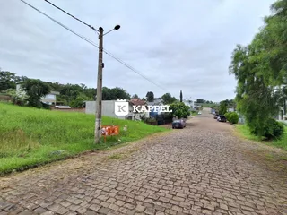 Vista de uma rua pavimentada em uma área residencial em Lajeado, Brasil.