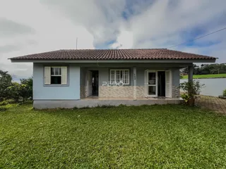 Fachada de uma casa em Lajeado, Brasil, com telhado de telhas.