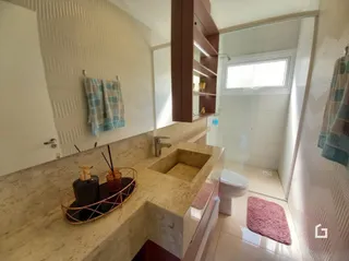 Vista da bancada da cozinha com pia e armários em Lajeado.