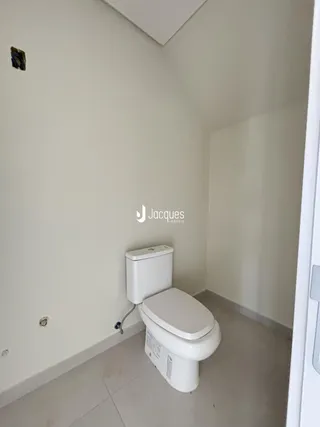 Foto de um banheiro interno com piso de cerâmica.