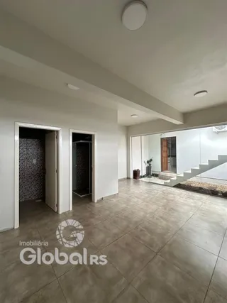 A foto mostra um corredor interno com piso de cerâmica e portas de acesso.