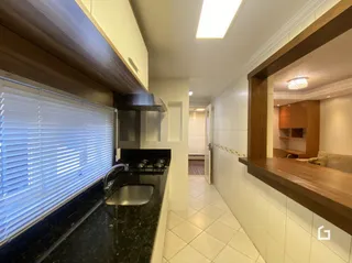 Vista da cozinha com armários e bancada em Lajeado.