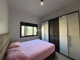 Quarto com cama e armário de madeira.