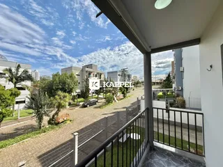 Vista externa de uma rua arborizada em Lajeado, Brasil, vista de um terraço.