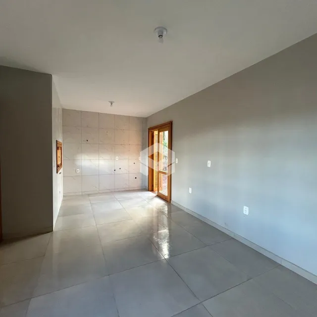 Ambiente interno de uma área de circulação com piso de cerâmica.
