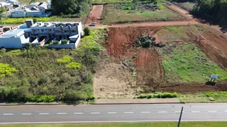 Foto aérea mostrando uma residência e uma área de terreno adjacente em Lajeado.