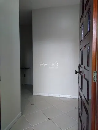 Hall da frente com paredes brancas e piso de cerâmica.
